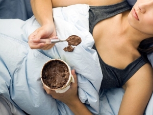 6-woman-eating-ice-cream-in-bed-636_0